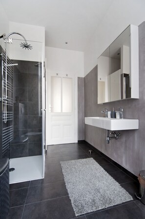 Een douche, een haardroger, handdoeken, zeep