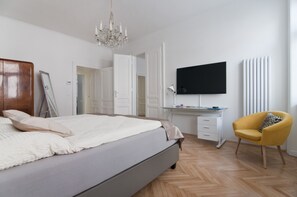 1 غرفة نوم وخزنة داخل الغرفة ومكتب ومكواة/لوح كي