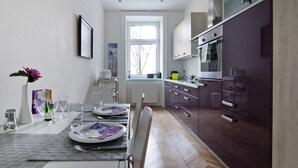 Una cocina moderna con comedor listo para una comida.