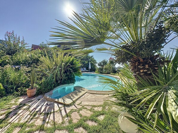 Una piscina al aire libre