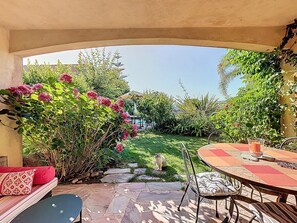 屋外ダイニングエリア