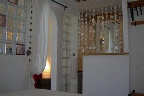 1 quarto, ferros/tábuas de passar roupa, berço de viagem