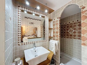 ヘアドライヤー、タオル、石鹸、シャンプー