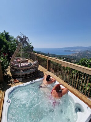 Outdoor spa tub