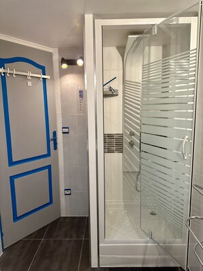 Douche, séchoir à cheveux, papier de toilette