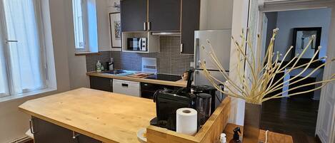 Jääkaappi, mikroaaltouuni, uuni, liesi