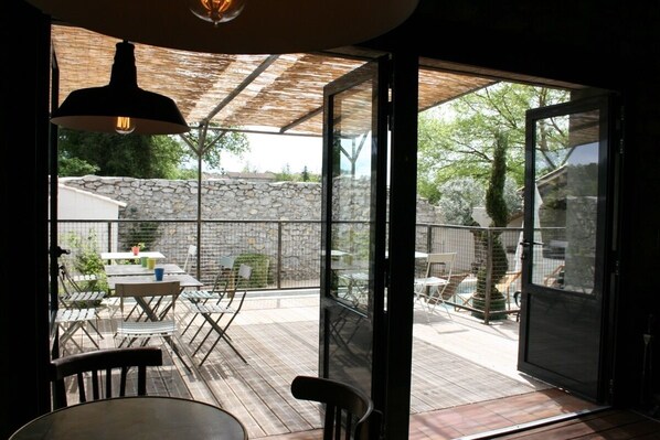 Outdoor dining - Bistrot vintage 'at grandma Leone'. heated pool (Lézan)