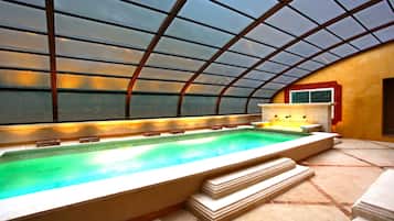 Inomhuspool och utomhuspool