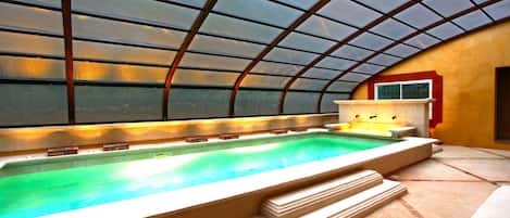 Inomhuspool och utomhuspool