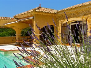 Indoor pool, outdoor pool - Hacienda provençal - Heated indoor pool and outdoor pool, (Mondragon)