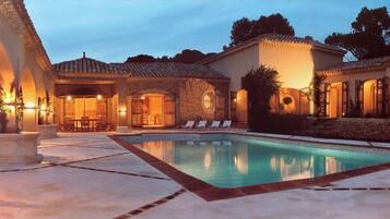 Een binnenzwembad en een buitenzwembad