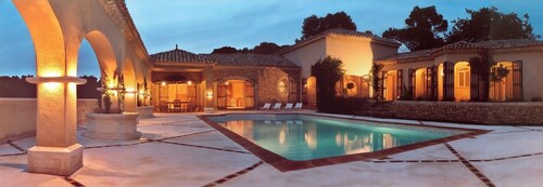 Hacienda provençal - Piscine intérieure chauffée et piscine extérieure,