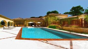 Een binnenzwembad en een buitenzwembad