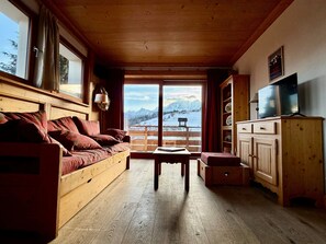 Fernseher, Kamin, DVD-Player, Stereoanlage