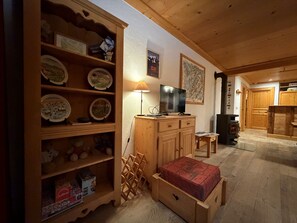 Interior - Charming apartment in a chalet facing Mont Blanc and close to the slopes. (Combloux)