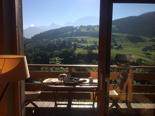 Viehättävä asunto chalet päin Mont Blanc ja lähellä rinteitä.