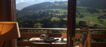 Charming apartment in a chalet facing Mont Blanc and close to the slopes.