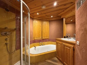Badewanne, Haartrockner, Toilettenpapier