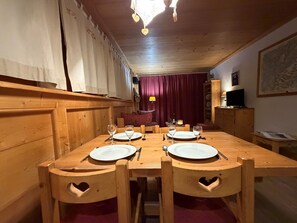 Dining - Charming apartment in a chalet facing Mont Blanc and close to the slopes. (Combloux)