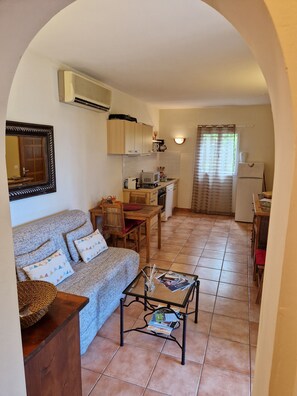 TV, stereo - Pigna, apartment in 4-star Arena Bianca villa, close to the sea, pool (Monticello)