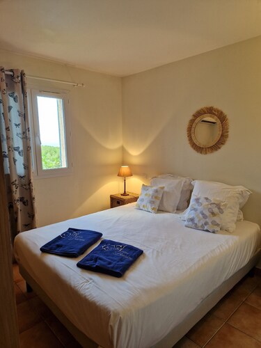 Komfortables Apartment mit 1 Schlafzimmer, Meer- und Poolblick, privater Terrasse und Garten