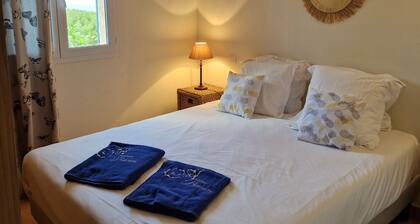 Komfortables Apartment mit 1 Schlafzimmer, Meer- und Poolblick, privater Terrasse und Garten