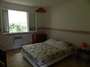 3 bedrooms, iron/ironing board, free WiFi, bed sheets
