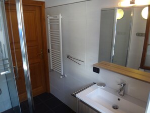 Dusj, hårføner, håndklær og såpe
