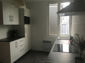 Kjøleskap, mikrobølgeovn, kokeplater og oppvaskmaskin