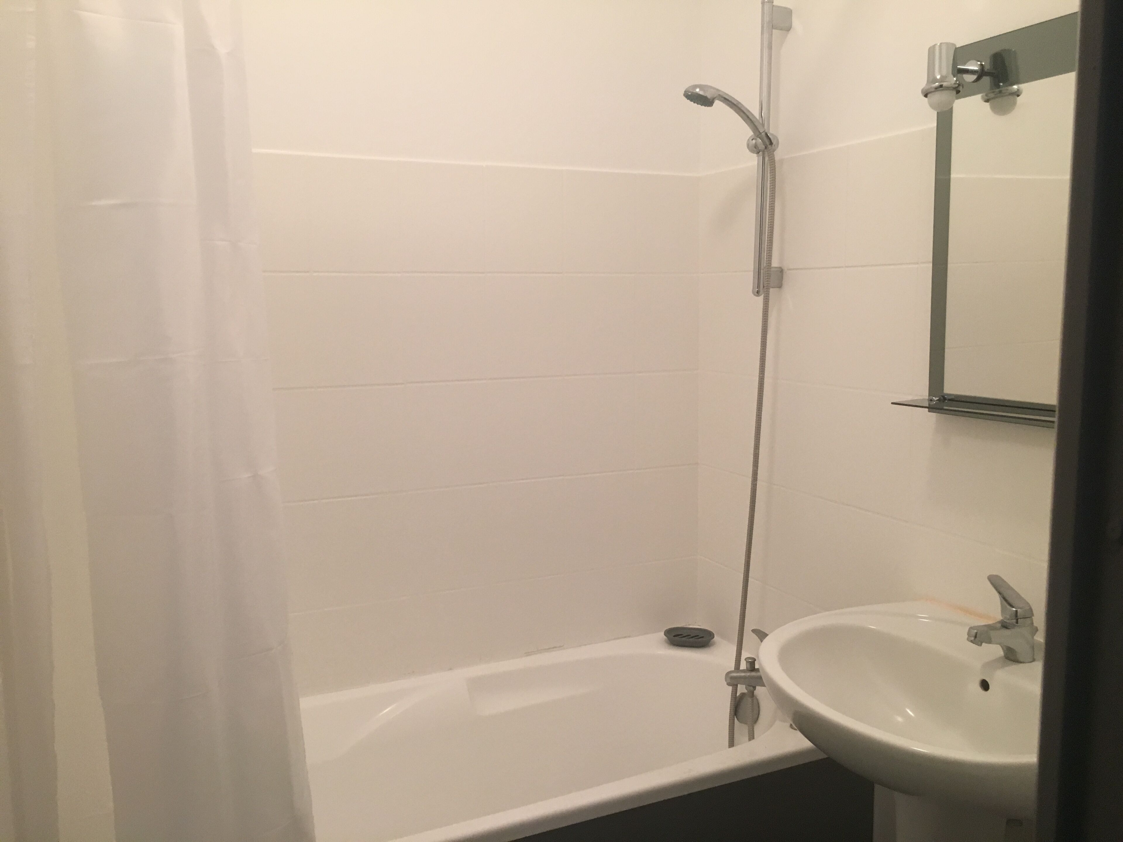 Ensemble douche/baignoire, sèche-cheveux, serviettes fournies