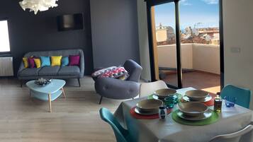 Télévision, cheminée, médiathèque, chaîne hi-fi