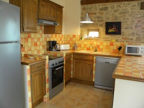 冷蔵庫、電子レンジ、オーブン、コンロ