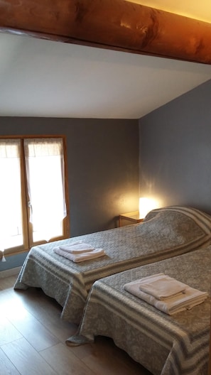 3 chambres, fer et planche à repasser, lit parapluie, Wi-Fi gratuit