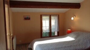 3 bedrooms, iron/ironing board, travel cot, free WiFi