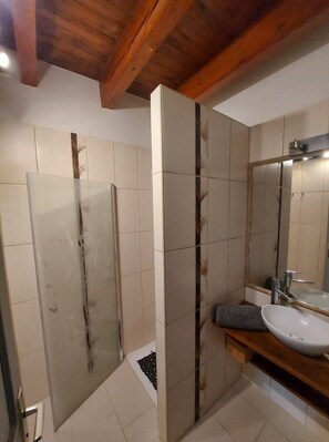 Dusche, Haartrockner, Toilettenpapier