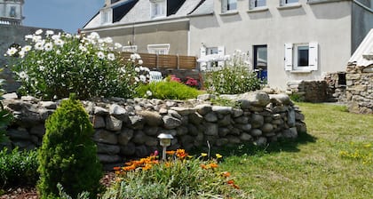 Fully equipped house, quiet, enclosed garden on the Breton island of Molène