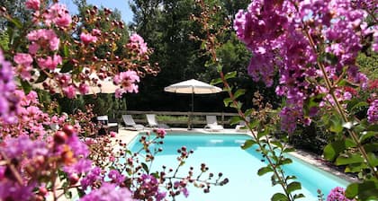 SARLAT, CHARMING HOUSE, lämmitetty yksityinen uima-allas, JACUZZI, Sauna, puutarha, WiFi