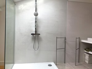 Shower, towels - Massena Square - In the heart of Nice,  the ultimate city centre, new (Nice)