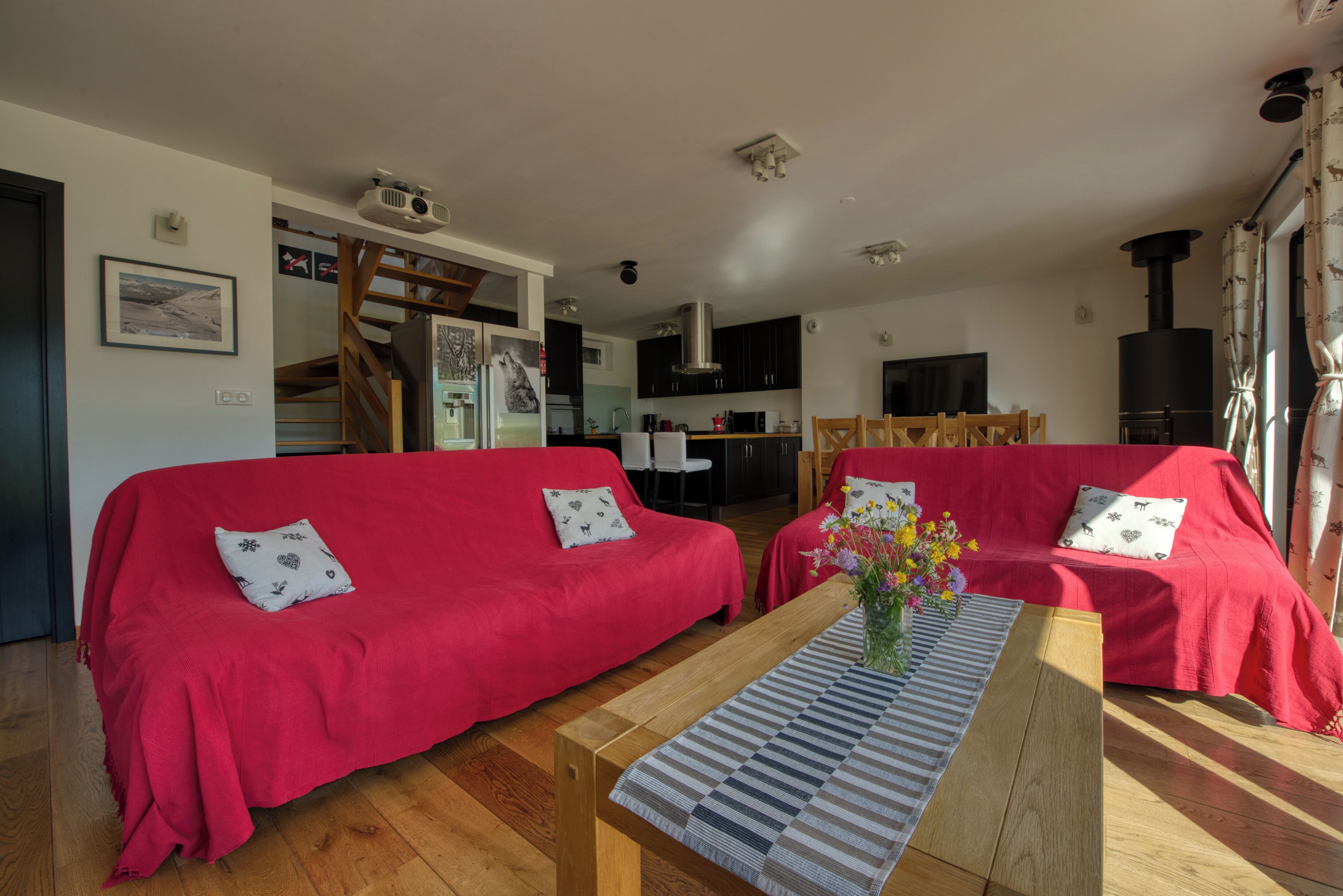 LCD-Fernseher, Kamin, DVD-Player, Bücher