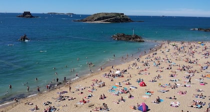 Proche Plage & remparts, T1 bis, terrasse, Wifi, emplacement de parking, Ancv