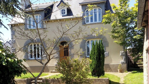 A two-story house with a garden in front. - Large home park, in a small Breton village 4 km from the sea  (Kerfot)
