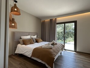 4 habitaciones, tabla de planchar con plancha y cuna de viaje 