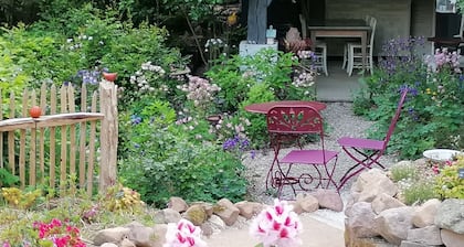 Una cabaña en un jardín en Rougegoutte