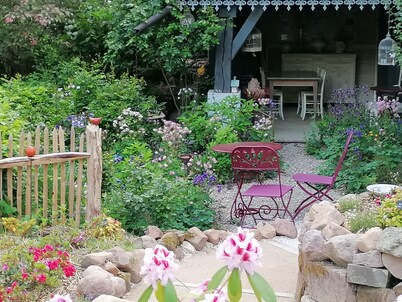 A cottage in a garden in Rougegoutte