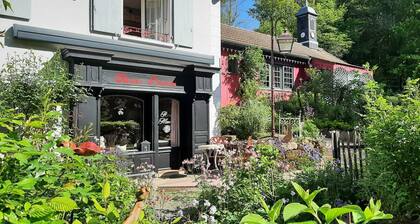 A cottage in a garden in Rougegoutte