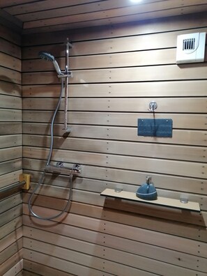 Shower, hair dryer, towels, soap - A cottage in a garden in Rougegoutte (Rougegoutte)