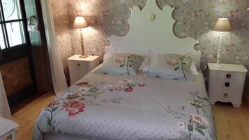 1 dormitorio, tabla de planchar con plancha, wifi y ropa de cama