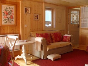 TV, books - A cottage in a garden in Rougegoutte (Rougegoutte)
