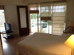 2 slaapkamers, een strijkplank/strijkijzer, reisbedje, gratis wifi