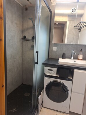Douche, sèche-cheveux, papier toilette